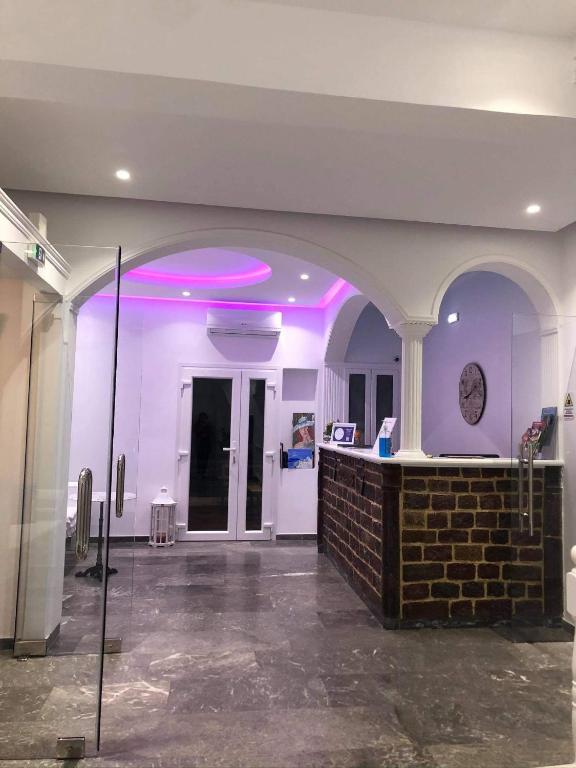 pusty pokój z fioletowym oświetleniem w budynku w obiekcie Cyclades Hotel w mieście Karterados