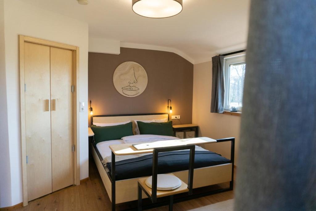 Postel nebo postele na pokoji v ubytování Hofgut Langenborn Wohnen auf Zeit möblierte Apartments Aschaffenburg Alzenau Frankfurt