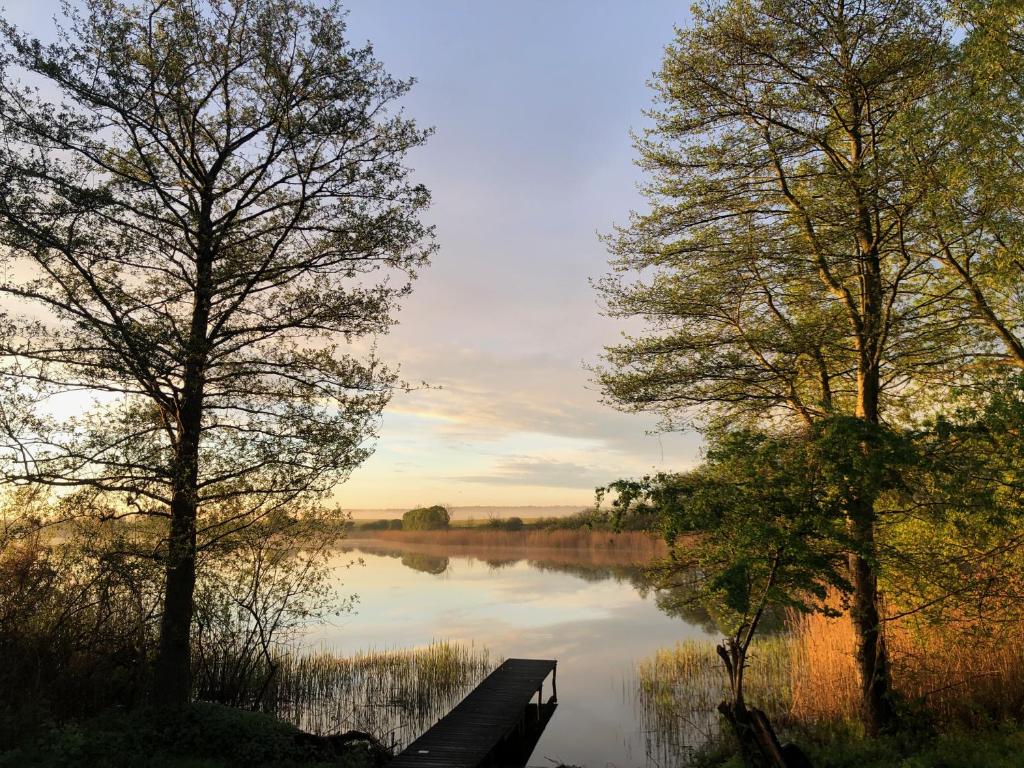 Haus am See mit Steg, Boot, Kamin und Sauna - Mecklenburgische Seenplatte - Twee Slaapkamers Huis