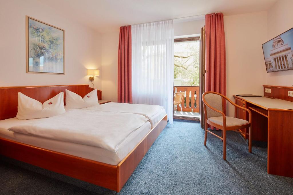 Postel nebo postele na pokoji v ubytování Hotel garni Sonnenhof