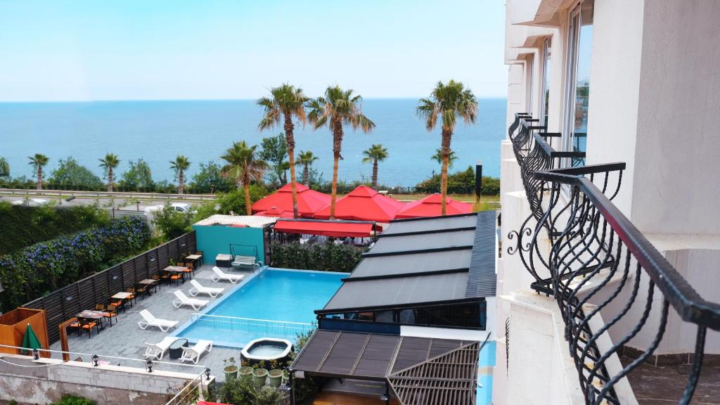 balcón con vistas a la piscina y al océano en On Hotel en Antalya