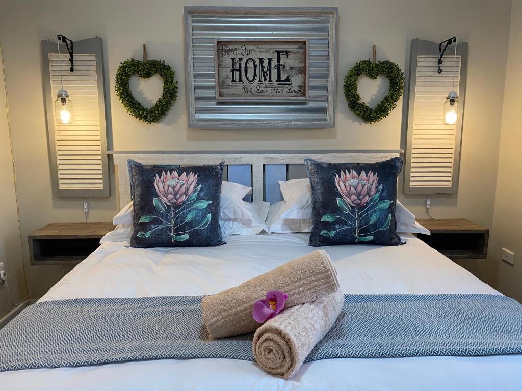 um quarto com uma cama com uma toalha em Santa Maria -Langebaan Country Estate em Langebaan