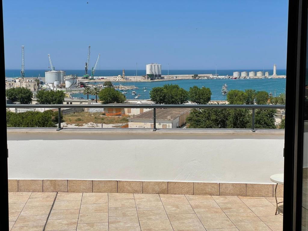 - une vue sur la ville depuis un bâtiment dans l'établissement Appartamento "Al Porto" Centro Storico di Barletta, à Barletta