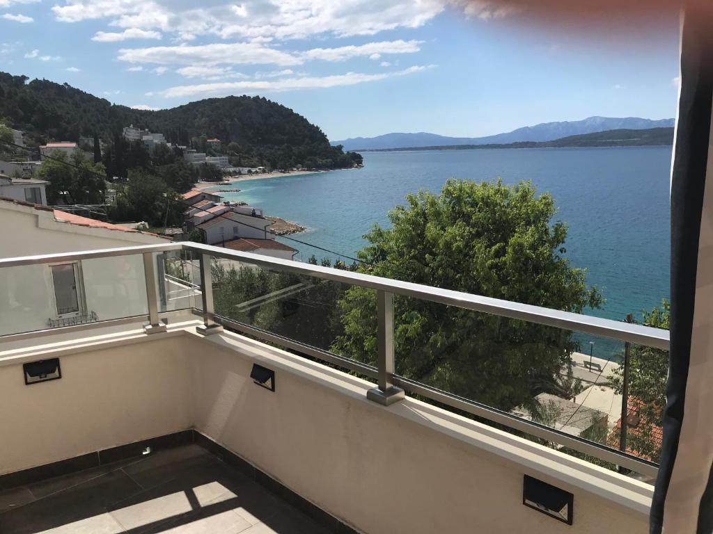 einen Balkon mit Blick auf das Wasser in der Unterkunft Vila Nimfa in Živogošće