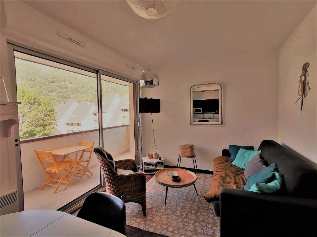 un salon avec un canapé et une table dans l'établissement Impasse des Rhododendrons, Résidence 