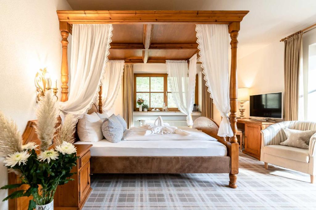 Postel nebo postele na pokoji v ubytování Hotel Blaue Gams ***S