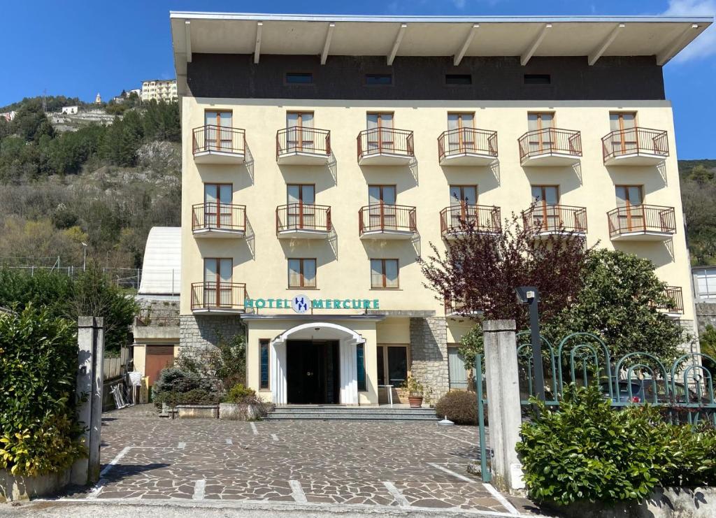 een hotel in de bergen met een gebouw bij Hotel Mercure in Castelluccio Inferiore