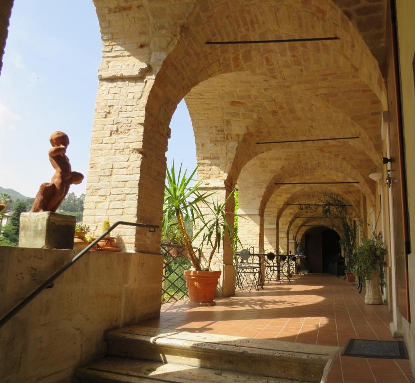 une arche dans un bâtiment avec une statue dans l'établissement Antico Borgo Piceno, à Ascoli Piceno