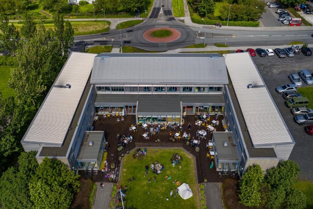 una vista aérea de un edificio con gente de pie fuera en Dalur - HI Eco Hostel en Reikiavik