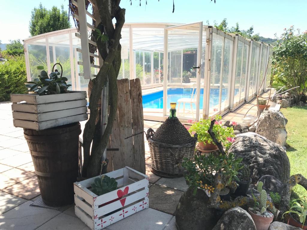 einen Garten mit Pflanzen und ein Gewächshaus mit Pool in der Unterkunft Villa Margherita in Montaquila