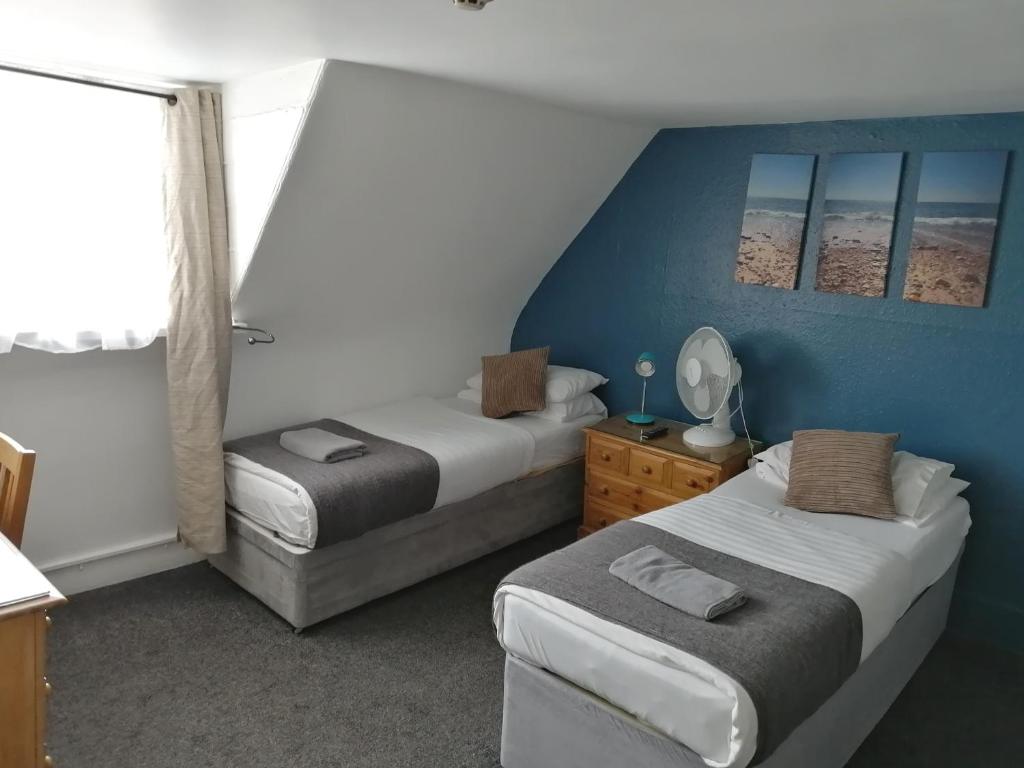 Giường trong phòng chung tại Kipps Brighton