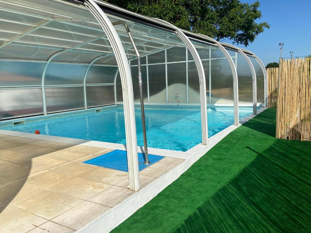 una piscina sotto un recinto di vetro con piscina di Quinta do lagar a Chamusca
