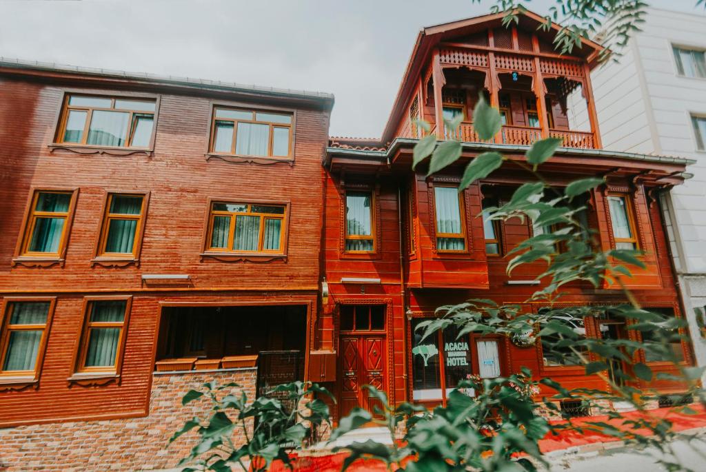 - un grand bâtiment en briques rouges avec un balcon dans l'établissement Acacia Mansion Hotel, à Istanbul