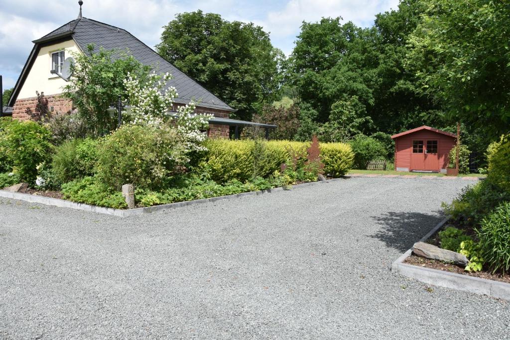 a driveway in front of a house at Lampenhäuschen in Dhronecken