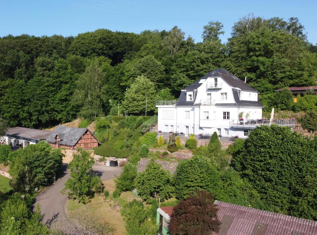 ein großes weißes Haus auf einem Hügel in der Unterkunft Hofgut Langenborn Wohnen auf Zeit möblierte Apartments Aschaffenburg Alzenau Frankfurt in Schöllkrippen