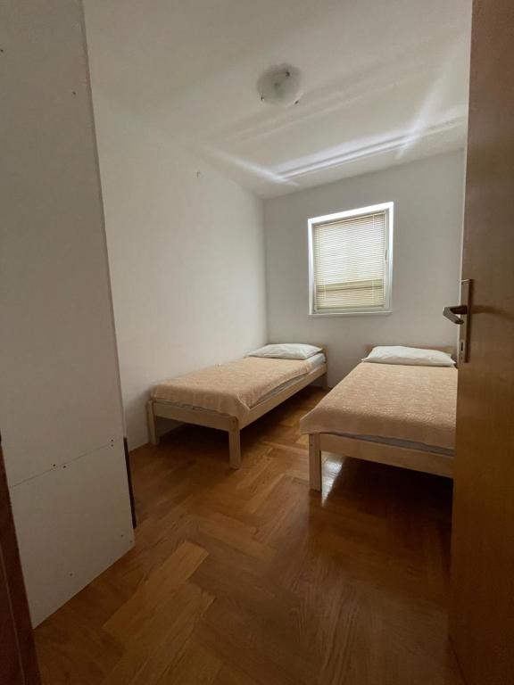 Postel nebo postele na pokoji v ubytování Apartments Dunja Malinska
