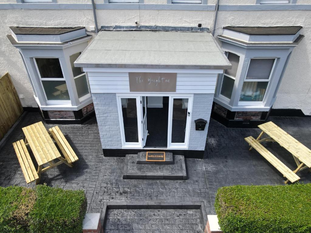 una vista aérea de un edificio con una casa para perros en The Brighton, en Newcastle