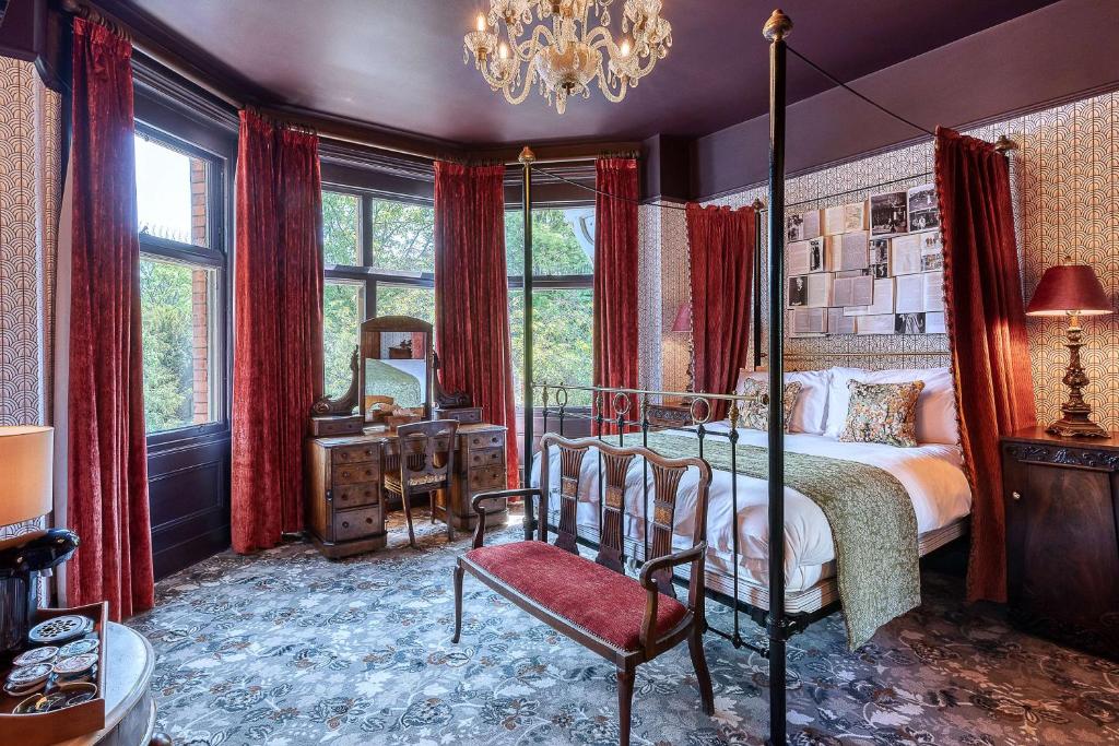 
Double Room with Four Poster Bed
