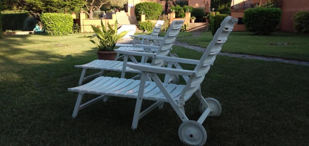 A garden outside Casa rural Cal Fuster Experience