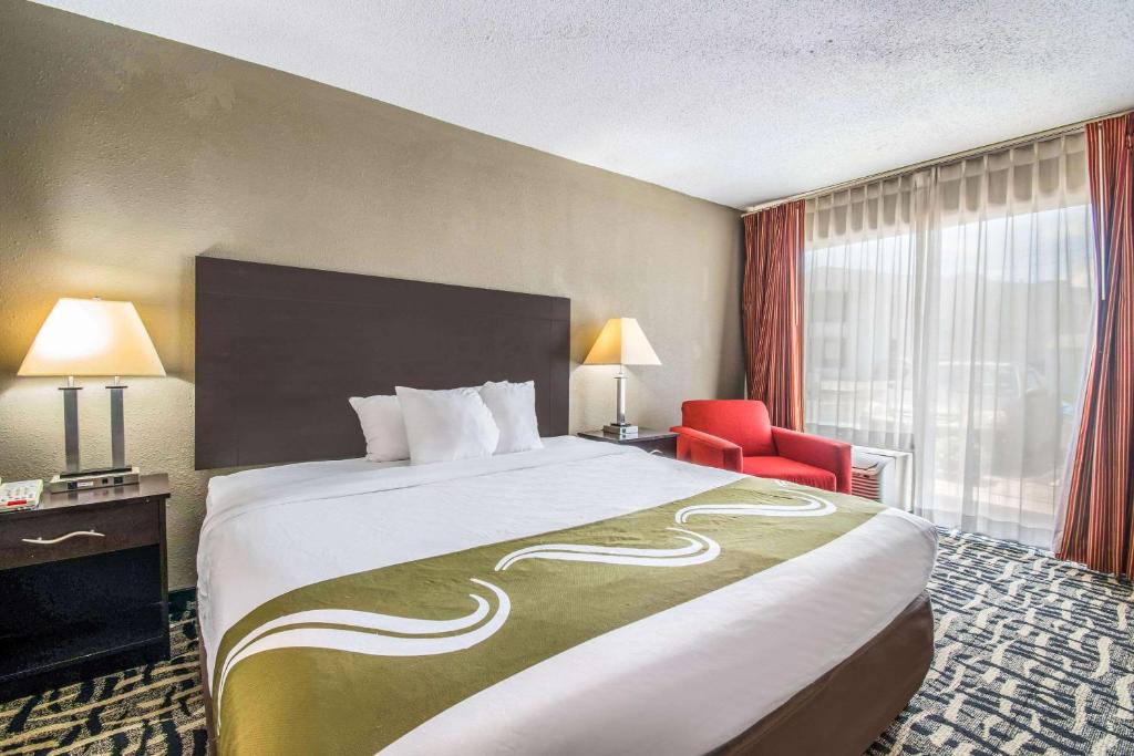 Quality Inn & Suites York East - King Room - Accessible/Non-Smoking