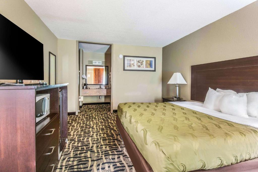 Quality Inn & Suites York East - King Room - Non-Smoking
