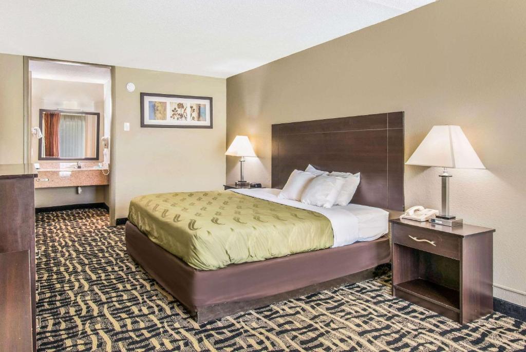Quality Inn & Suites York East - King Suite - Non Smoking