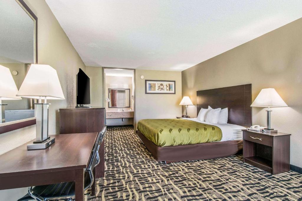 Quality Inn & Suites York East - King Suite - Non Smoking