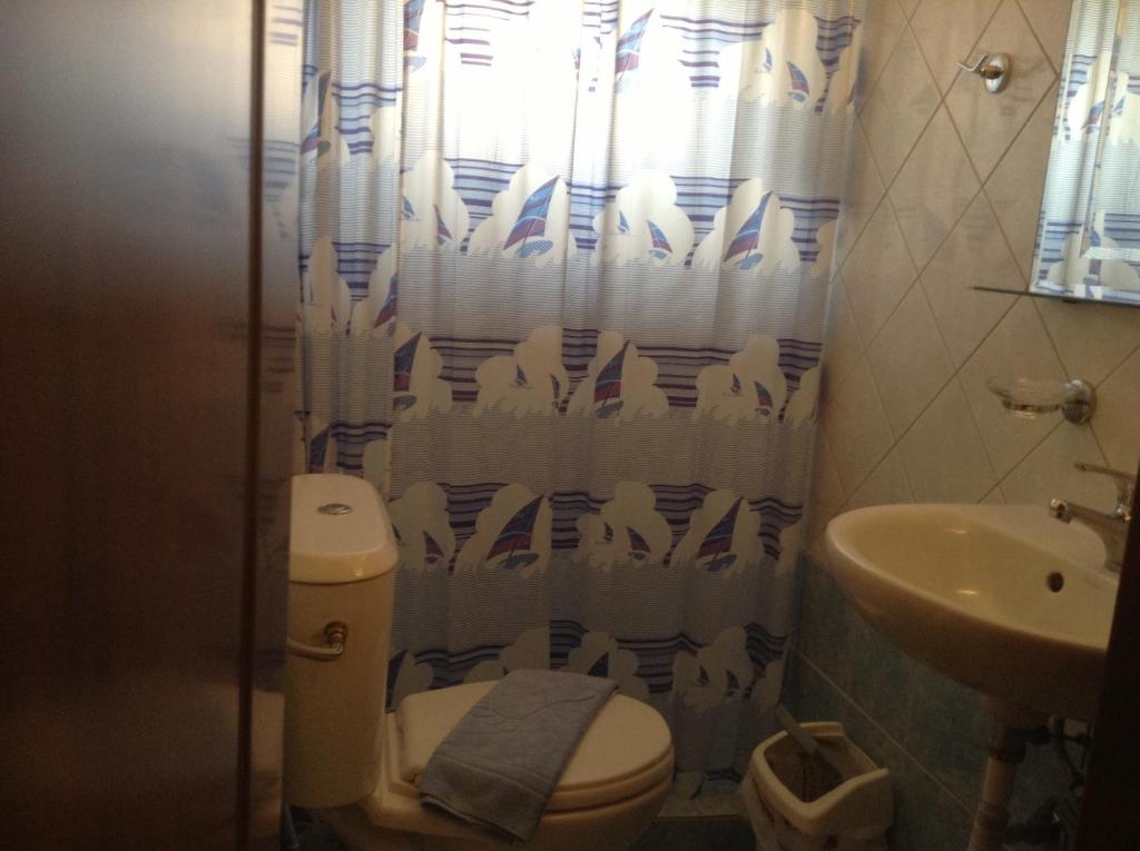Koupelna v ubytování Guesthouse Lamprini