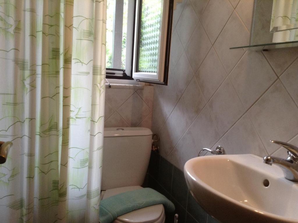 Koupelna v ubytování Guesthouse Lamprini