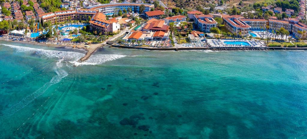 una vista aerea di un resort sulla spiaggia di Ephesia Holiday Beach Club a Kusadası
