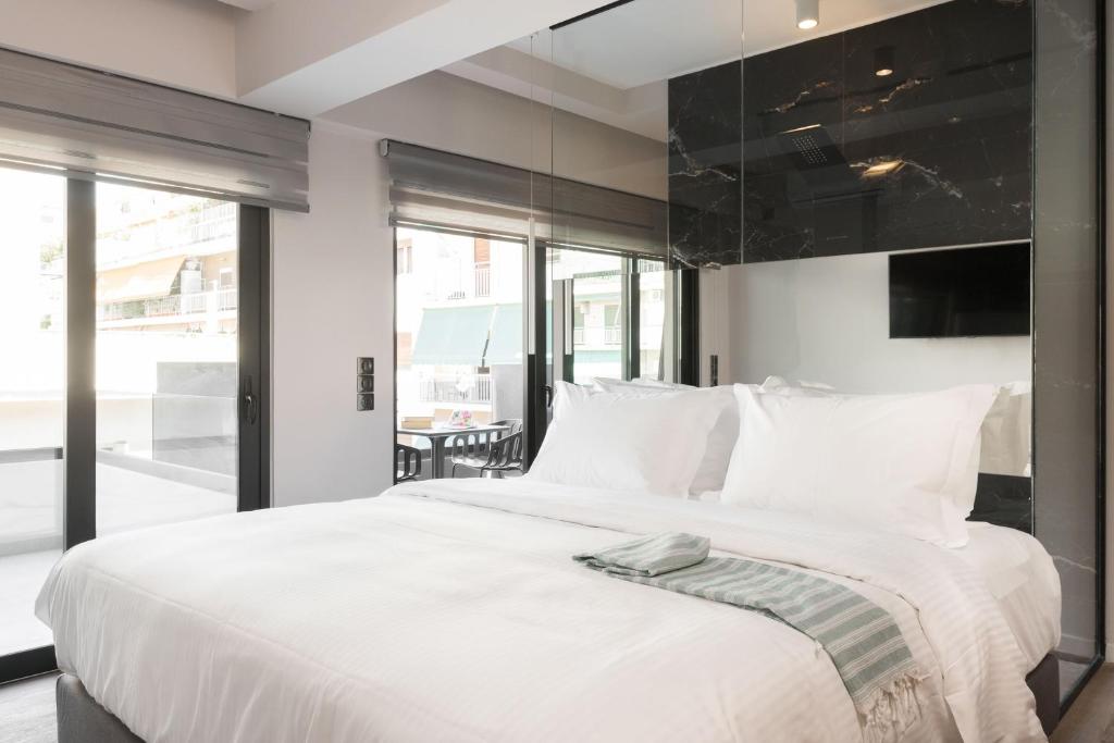 Ένα ή περισσότερα κρεβάτια σε δωμάτιο στο LUX&EASY Athens Downtown Apartments