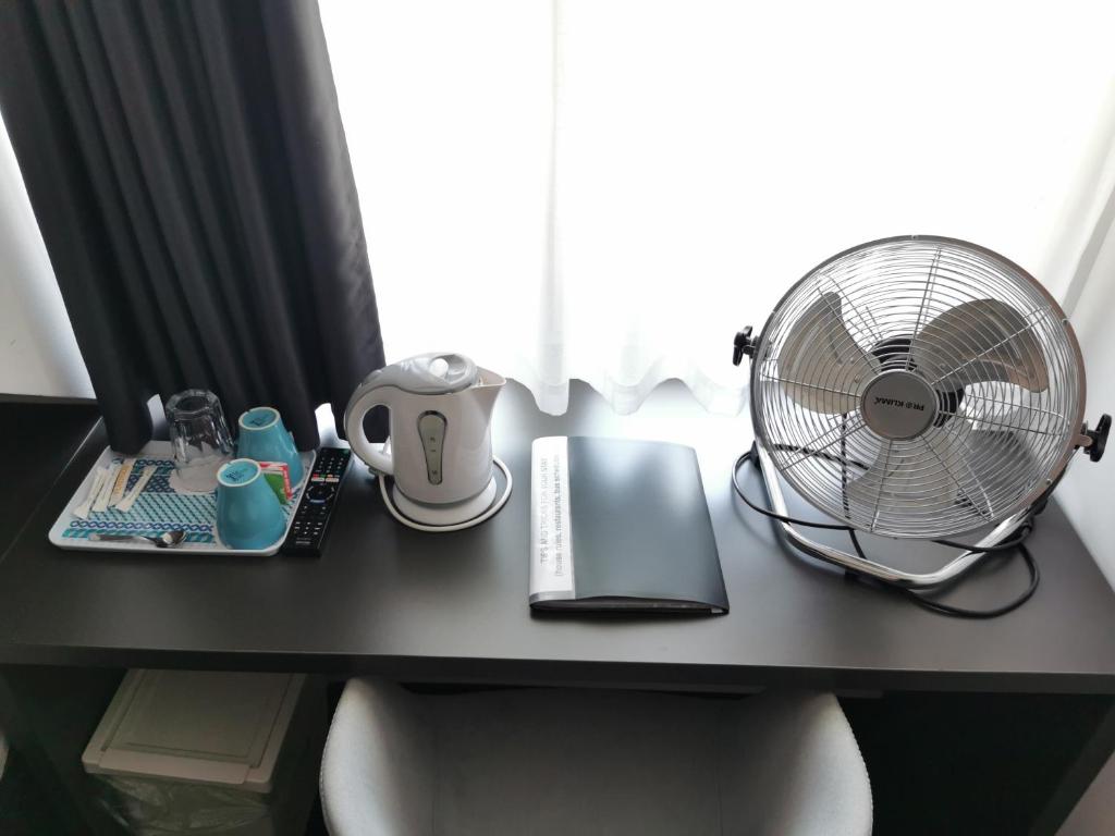 Příslušenství pro přípravu čaje a kávy v ubytování Cha Cha Rooms