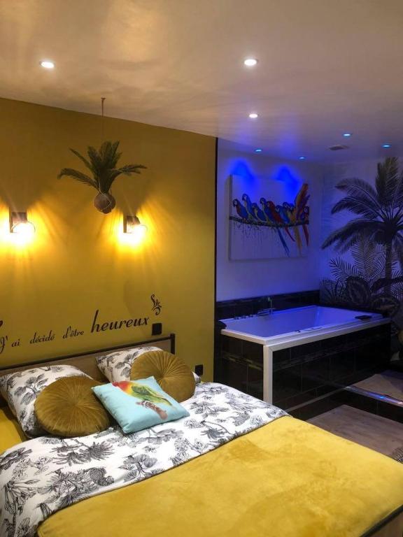 - une chambre avec 2 lits et une baignoire dans l'établissement Appartement cosy avec baignoire balnéo, à Boulogne-sur-Mer
