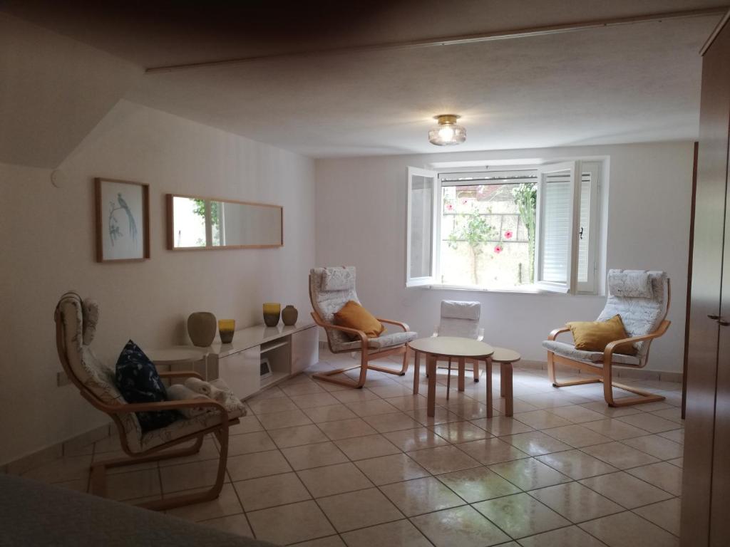 un soggiorno con sedie, tavolo e finestra di Iris1 IUN P2304 a Cala Gonone