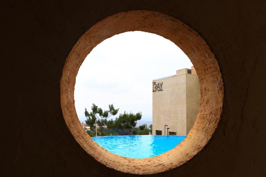 Bazén v ubytování The Ray Hotel and Studios nebo v jeho okolí