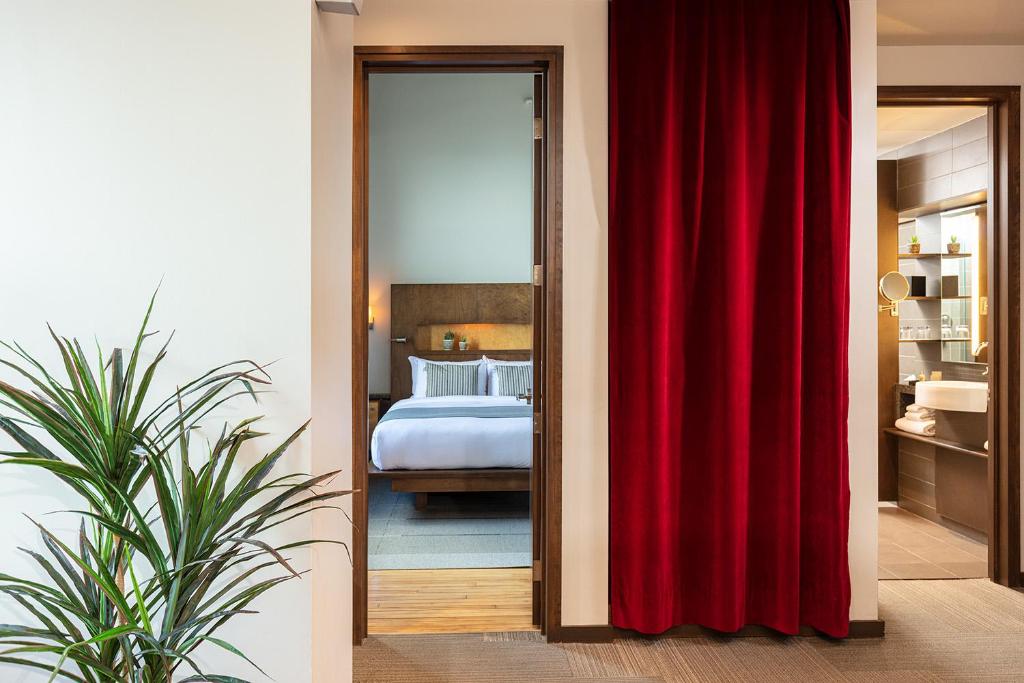 Postel nebo postele na pokoji v ubytování Hotel 71 by Preferred Hotels & Resorts