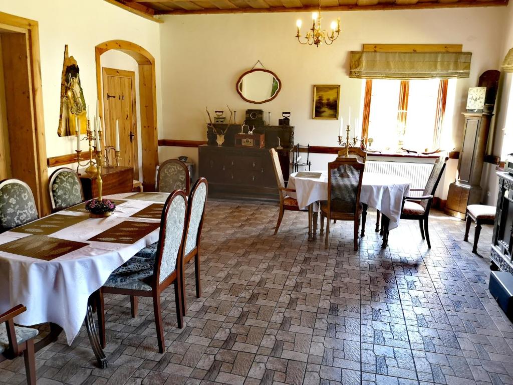 a dining room with a table and chairs in a room at Dworek Krasickiego in Lidzbark Warmiński
