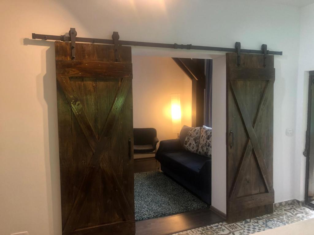 a room with an open door with a couch at CASUTA MAMAIEI LIZETA - Baltatesti in Bălţăteşti