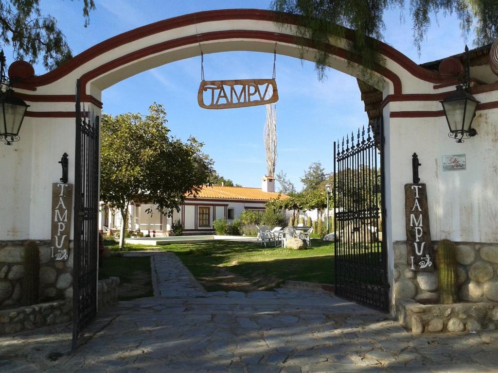 una puerta a una entrada con un cartel en ella en Tampu en Cachí