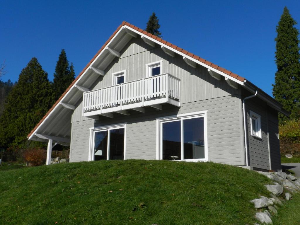 una casa con balcone in cima a una collina di Chalet Myrtille a Gérardmer