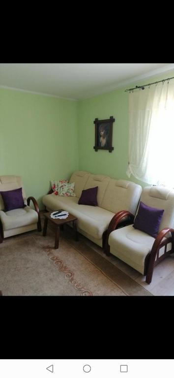 - un salon avec un canapé et deux chaises dans l'établissement Pokój u Lucyny, à Gdańsk