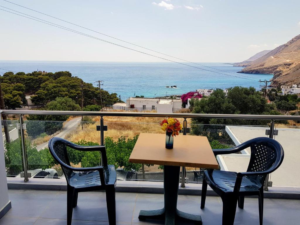 a table and chairs with a view of the ocean at 4Seasons Sfakia in Khóra Sfakíon