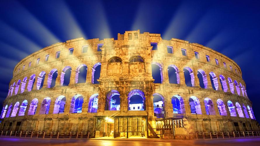 un edificio iluminado con luces azules en Soba Sanja, en Pula
