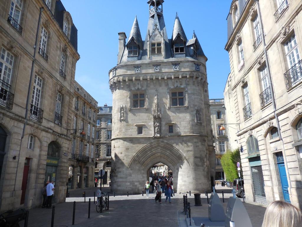 ボルドーにあるBeautiful Old property in Bordeaux Centerの塔のある建物の入口