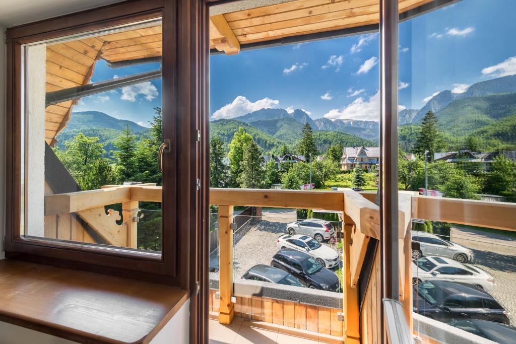 - un balcon avec vue sur les montagnes dans l'établissement Willa Regle, à Zakopane