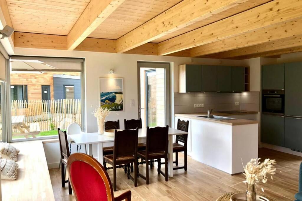 a kitchen and dining room with a table and chairs at NOUVEAU: La cabine du bout du monde - Les Pierres Noires - votre résidence finistérienne de haut standing (GL2) in Crozon