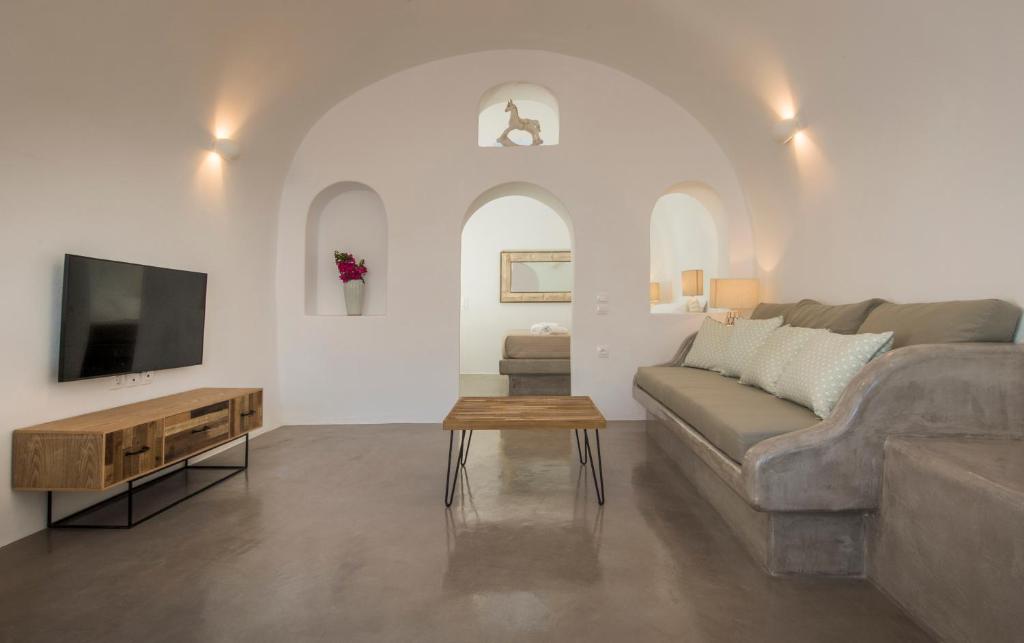 TV a/nebo společenská místnost v ubytování AQUA SERENITY LUXURY SUITES SANTORINI