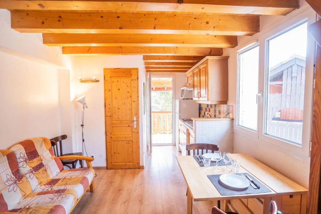 un petit salon avec un canapé et une table dans l'établissement cellier 6, à Les Deux Alpes