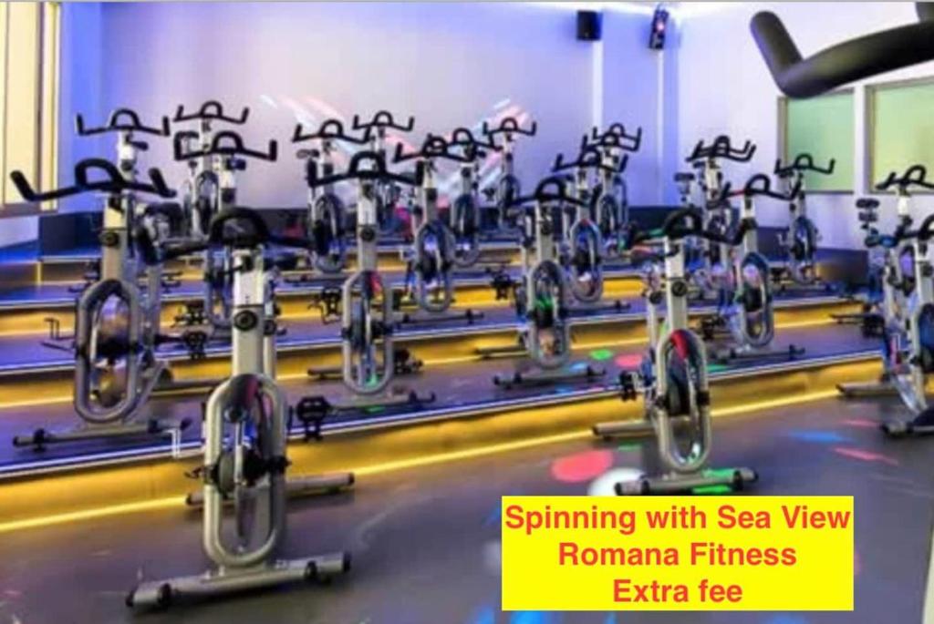 Posilňovňa alebo fitness centrum v ubytovaní OleHolidays 602 Romana Playa primera linea playa