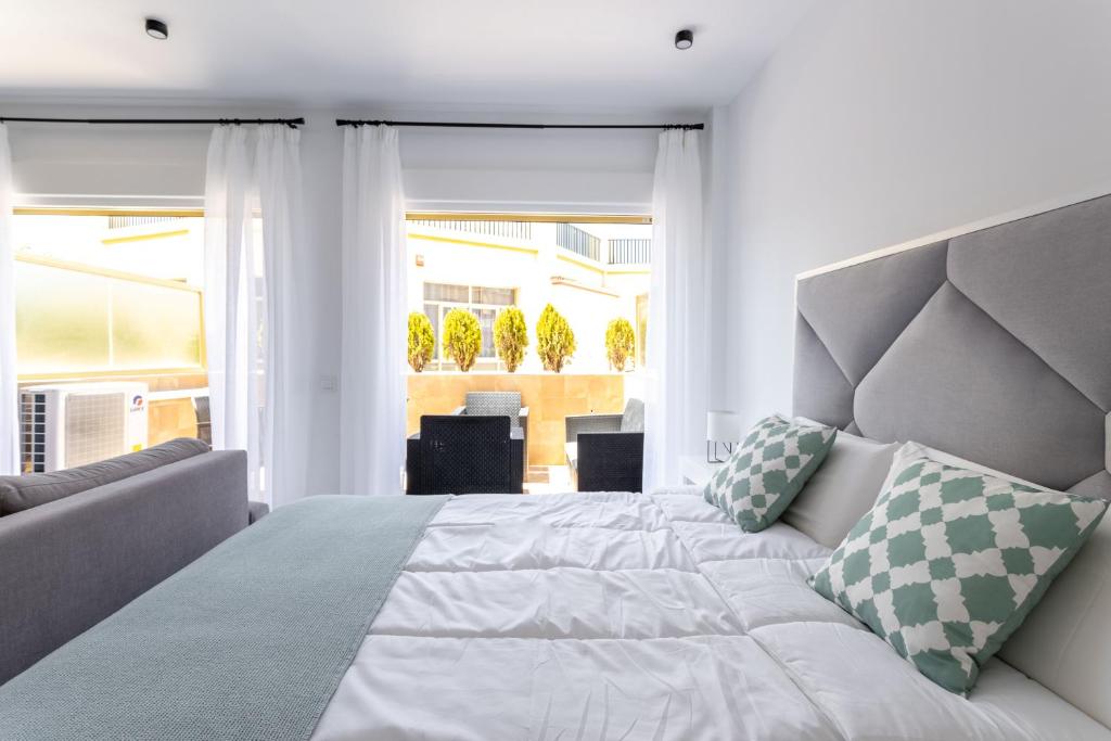 Posteľ alebo postele v izbe v ubytovaní OleHolidays 602 Romana Playa primera linea playa